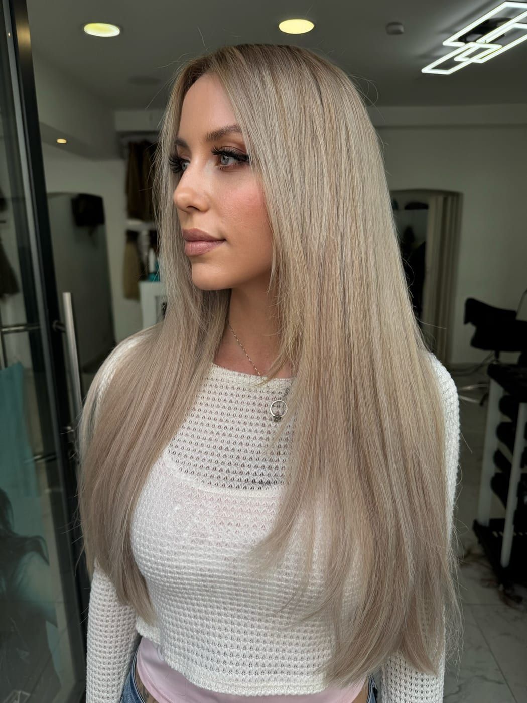 Lange blonde Haarverlängerung mit weichen Wellen, gestylt bei SAM Style in Wien