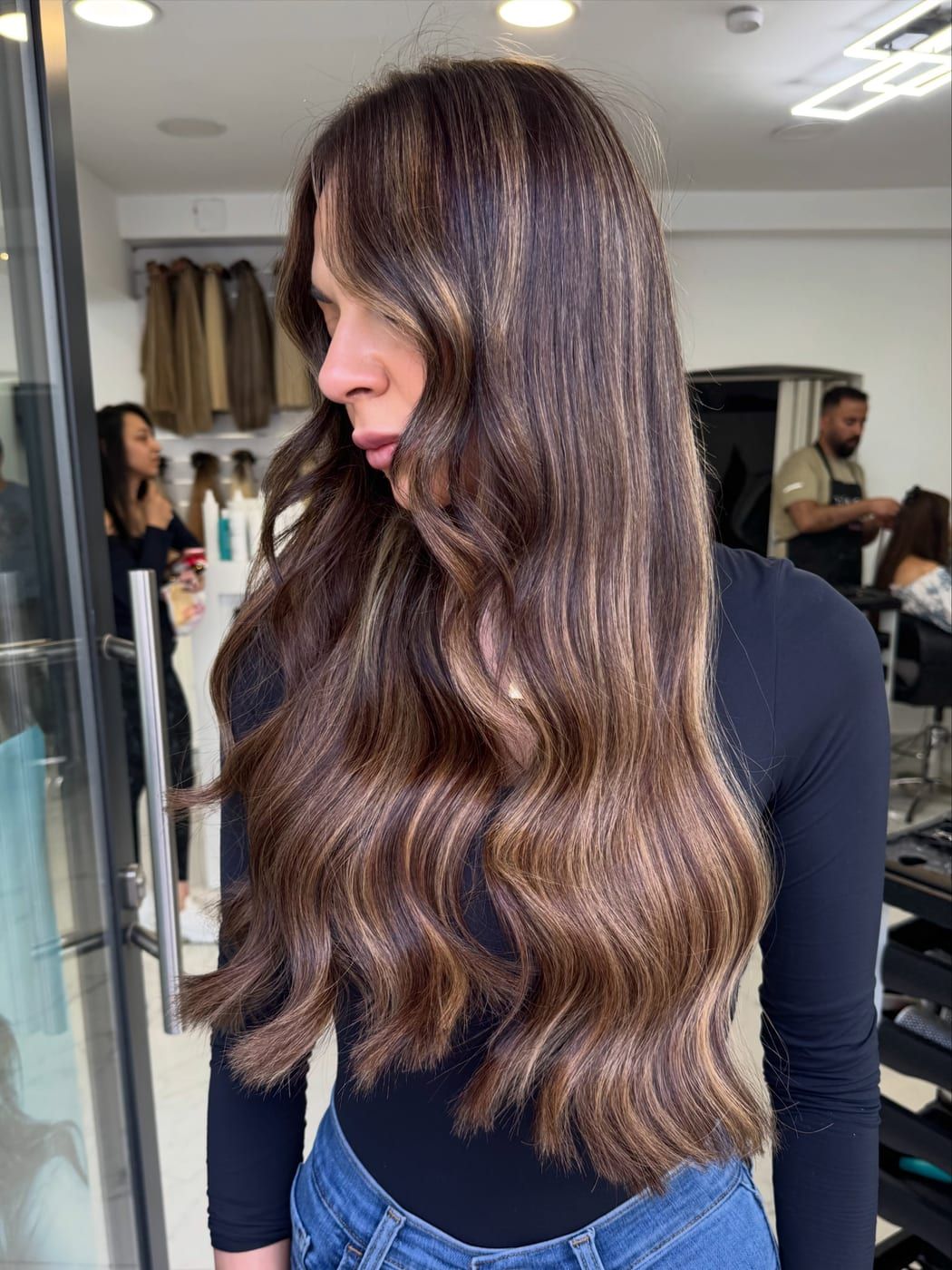 Lange karamellfarbene Balayage-Wellen, Haarverlängerung von SAM Style
