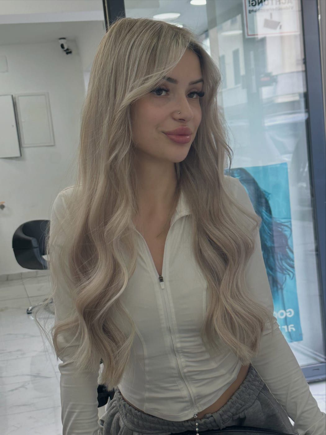 Platinblonde Haarverlängerung mit weichen Wellen bei SAM Style Wien