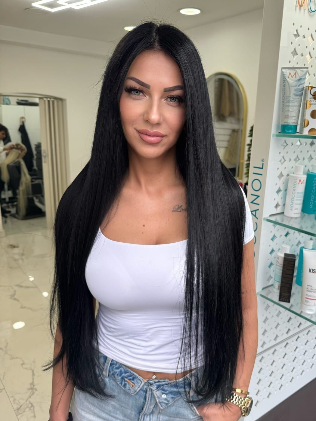 Lange schwarze Haarverlängerung, glatt gestylt bei SAM Style Wien