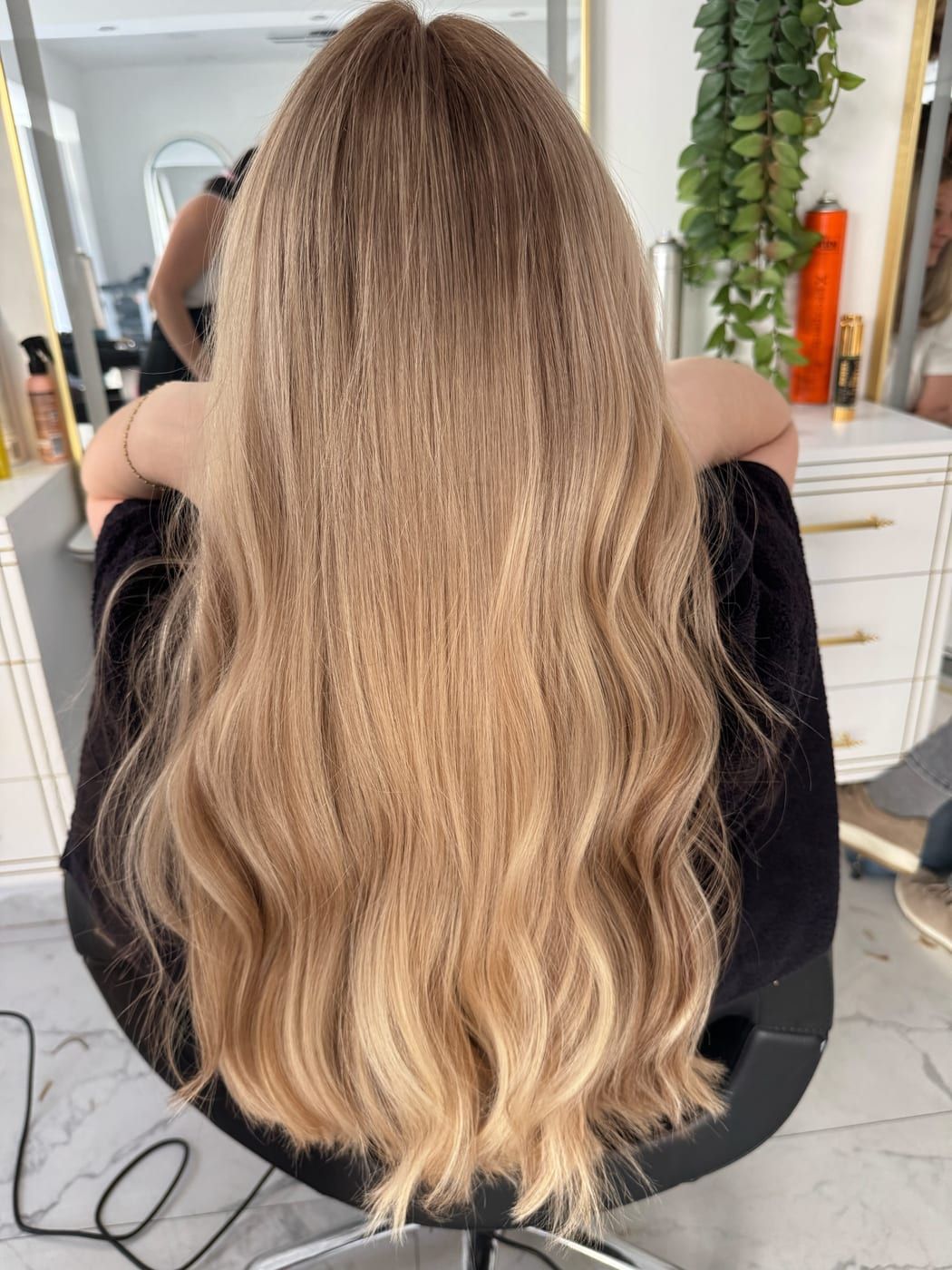 Blonde Balayage-Verlängerung von hinten, weiche Wellen bei SAM Style
