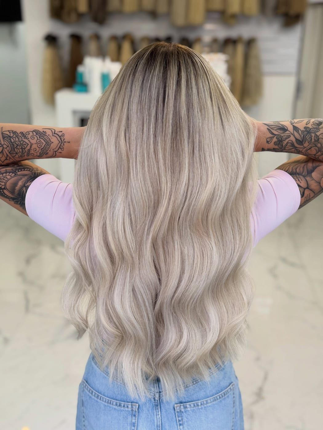 Aschblonde Haarverlängerung von hinten im Salon von SAM Style Wien