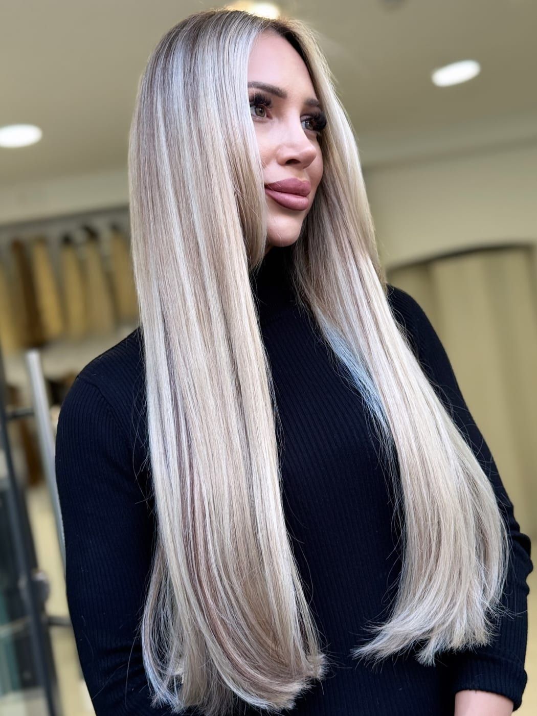 Eisblonde glatte Haarverlängerung bei SAM Style in Wien
