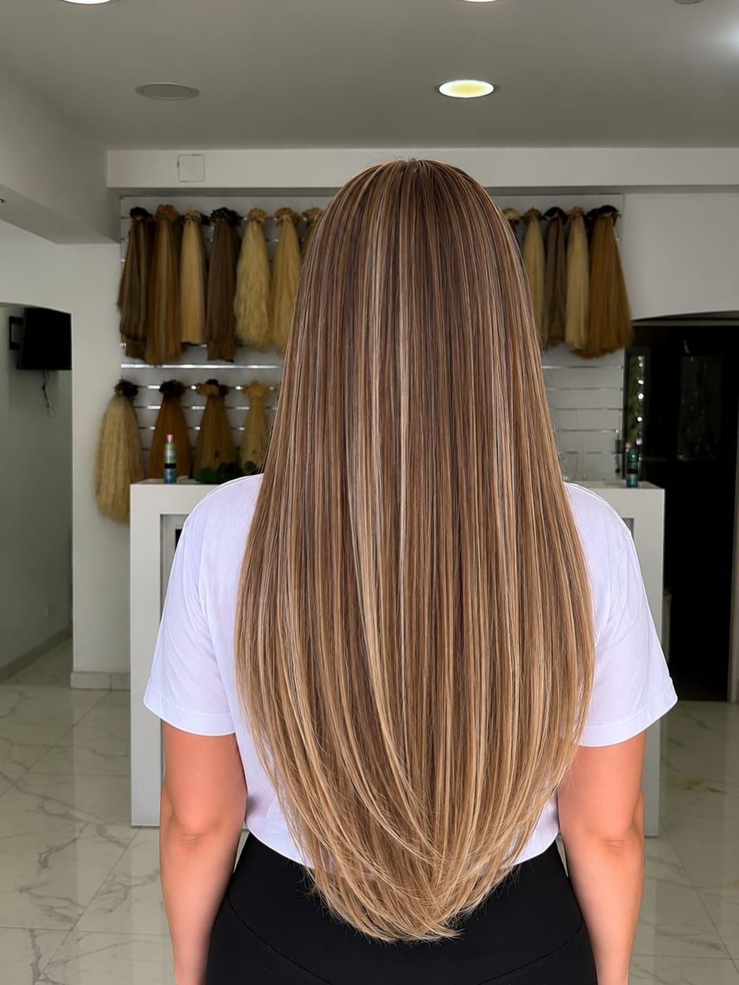Karamellblonde glatte Haarverlängerung von hinten bei SAM Style Wien
